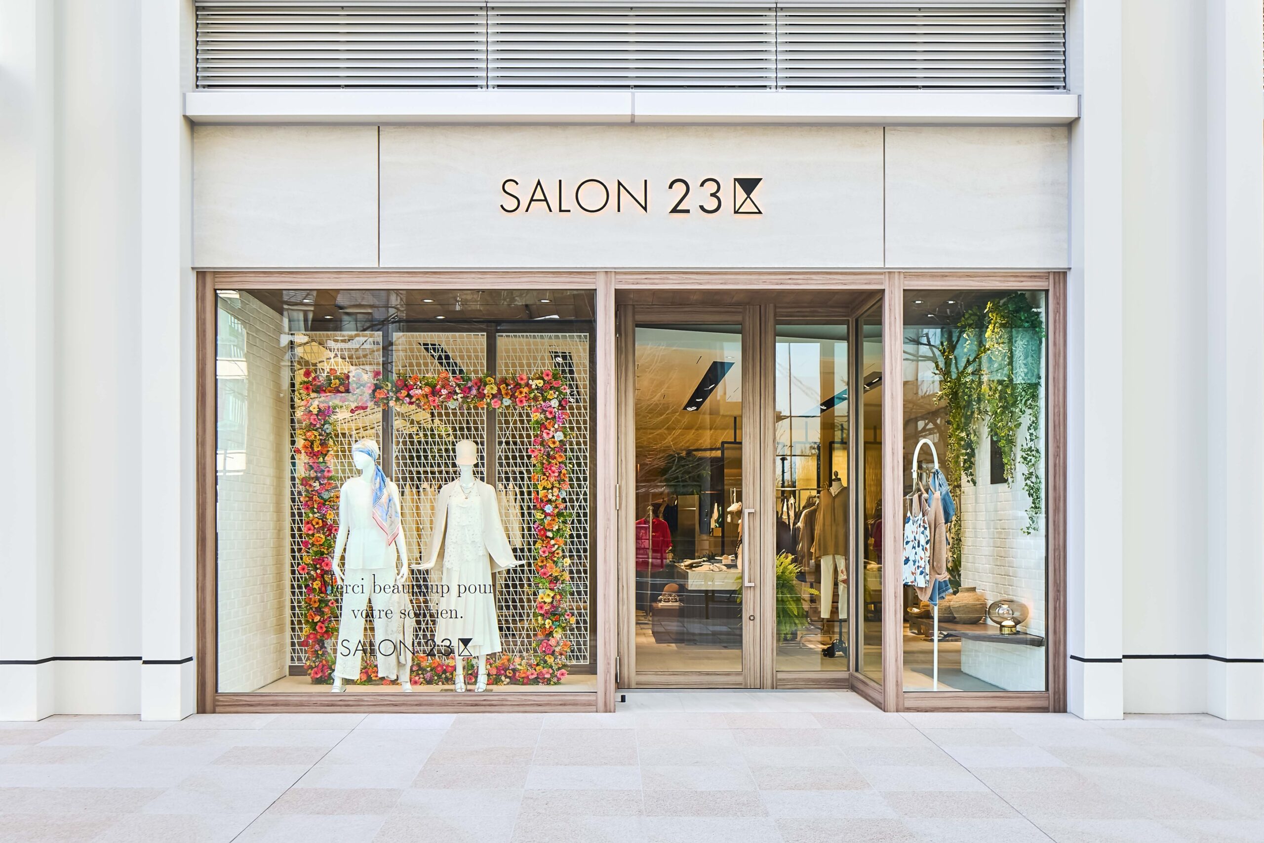 「SALON 23区 AOYAMA」が青山にオープン、見上愛がセレモニーに登場
