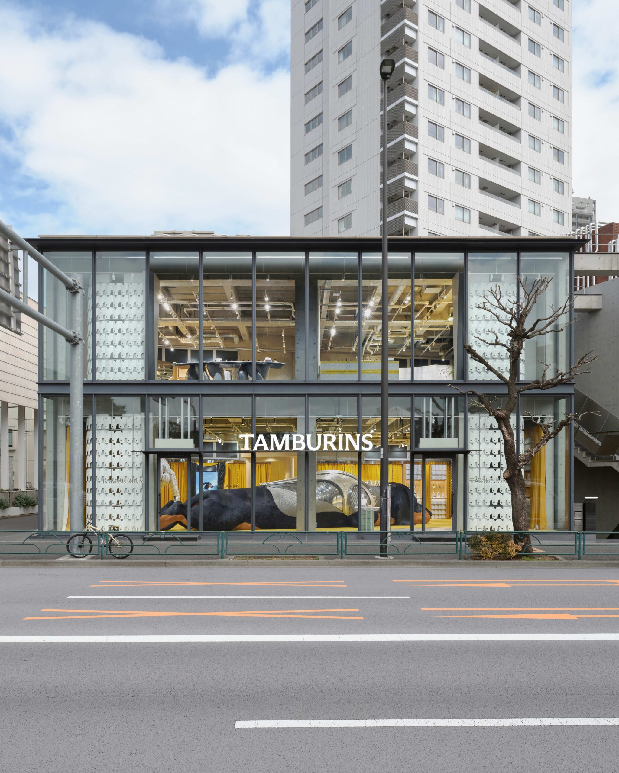 TAMBURINS代官山フラッグシップストアがオープン、13mのダックスフントが話題